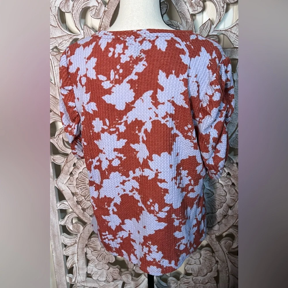 EUC Simply Vera Vera Wang  Knit Floral Blouse Ruched Sleeves Sz L - Picture 6 of 6